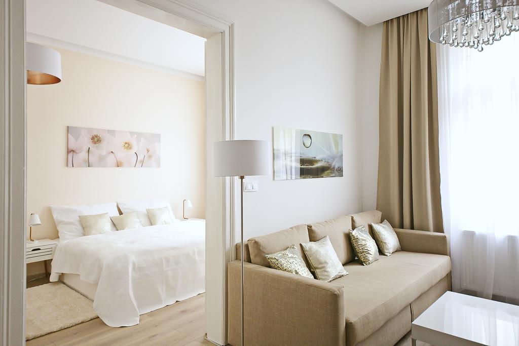 Luxury Center Apt. Charles Bridge Walking Distance Prag Exteriör bild