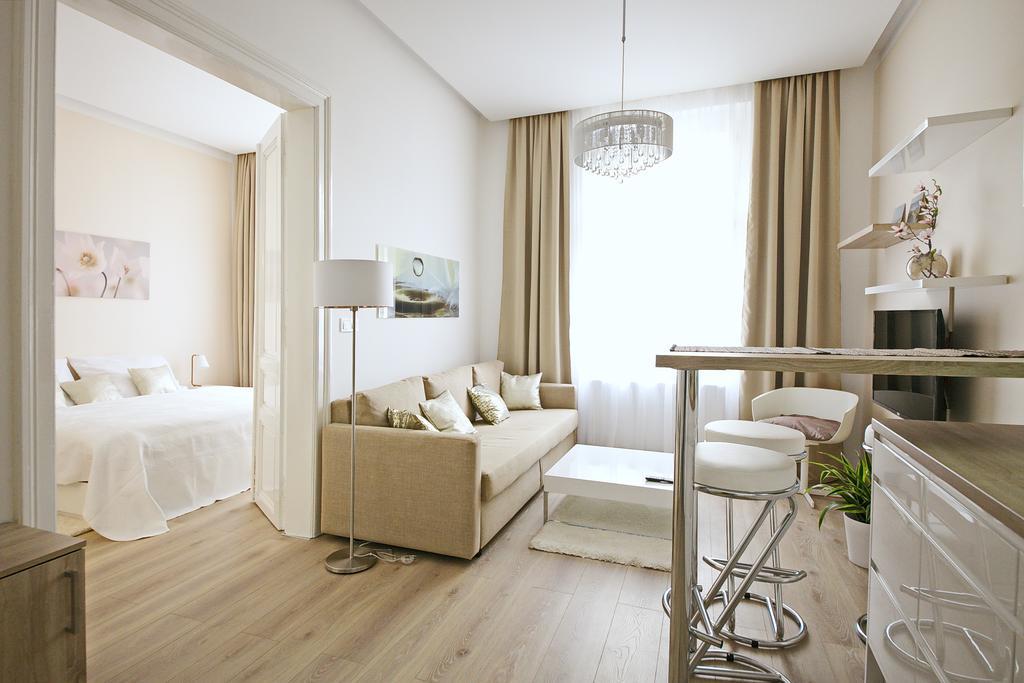 Luxury Center Apt. Charles Bridge Walking Distance Prag Exteriör bild